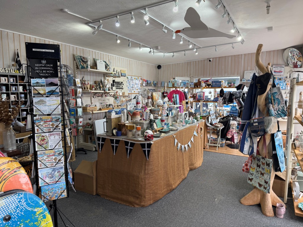 Lot: 82 - FREEHOUSE PUBLIC HOUSE, CAFÉ, OWNERS ACCOMMODATION, SOUVENIR SHOP, OUTSIDE AREAS AND PARKING - Inside souvenir shop